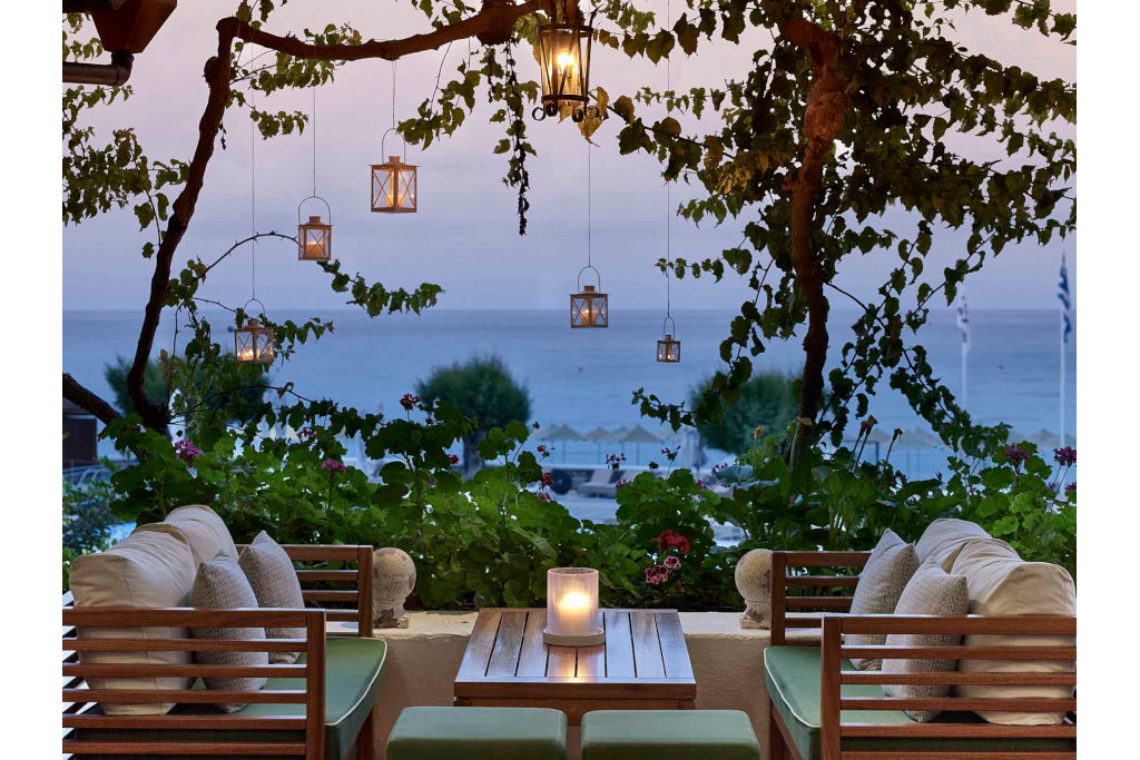 Bar overlooking see with hanging lanterns
