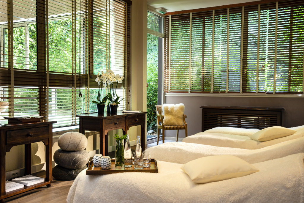 Spa room with blinds