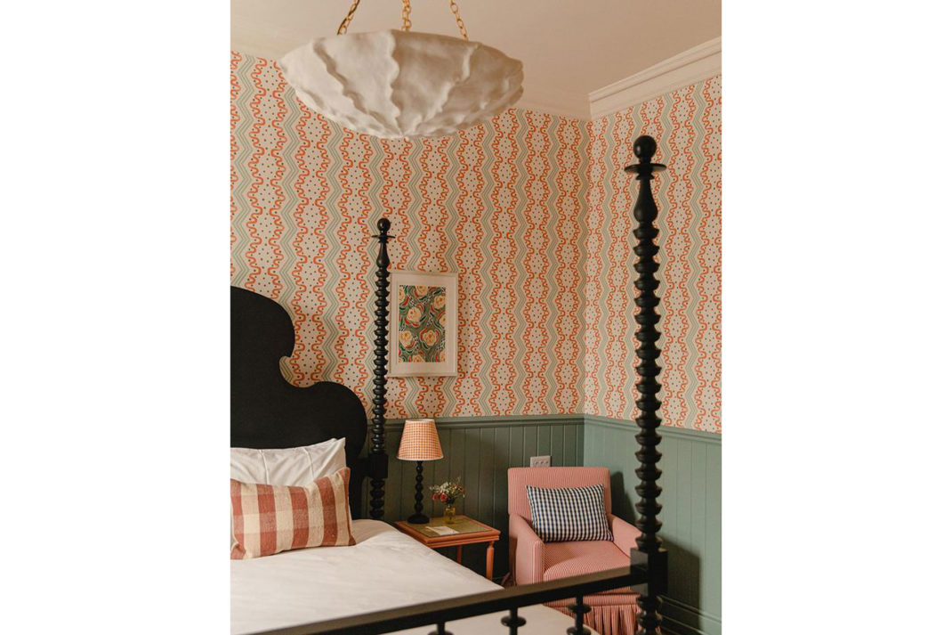 The hand drawn Madame Ziggle wallpaper by @ottolinedevries in all is squiggly glory at @mitrehamptoncourt.