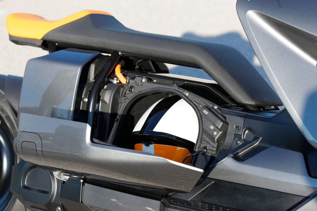 The battery of the BMW CE 04, The BMW moped
