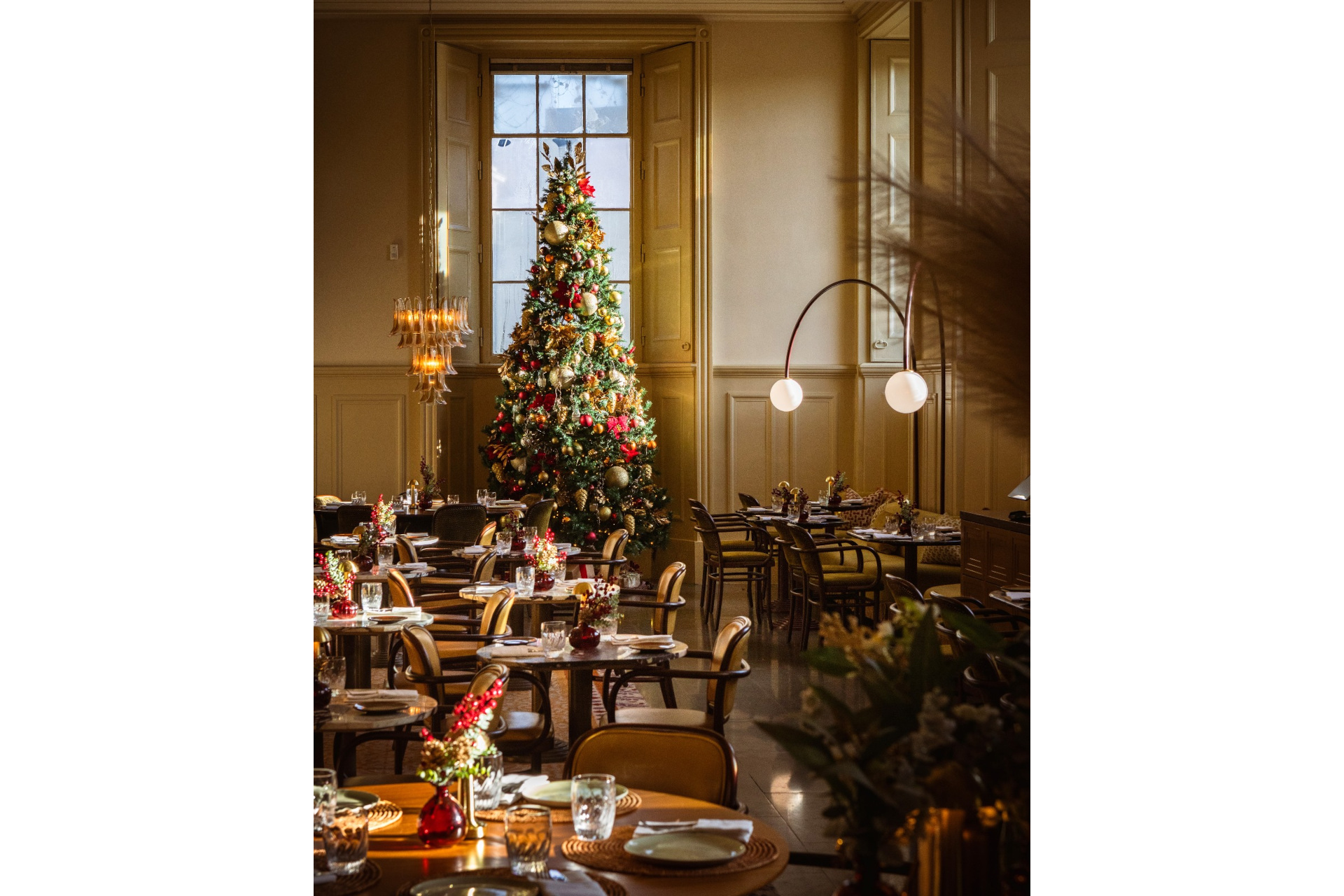 Restaurant with a Christmas tree