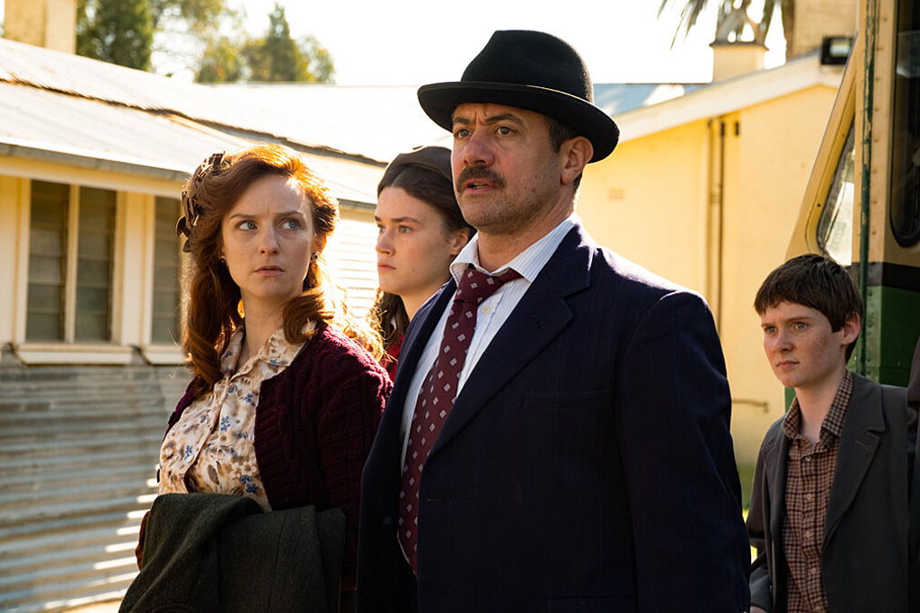Annie (FAYE MARSAY), Pattie (HATTIE HOOK), (Terry (WARREN BROWN), Peter (FINN TREACY) in Ten Pound Poms