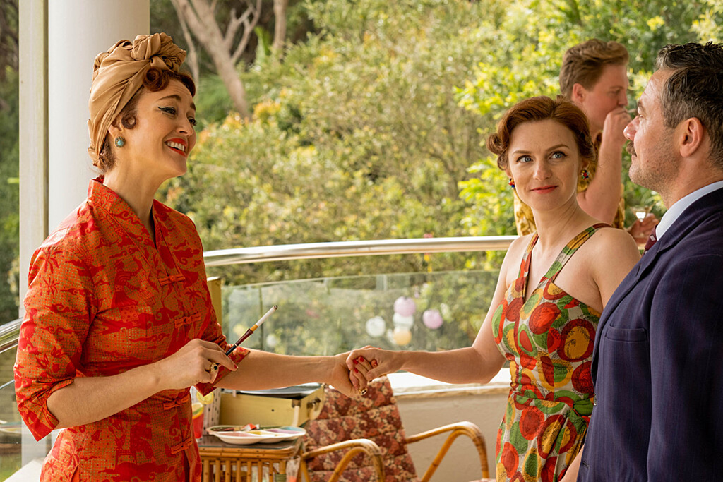 Marlene (CHEREE CASSIDY), Annie (FAYE MARSAY), Terry (WARREN BROWN) in Ten Pound Poms