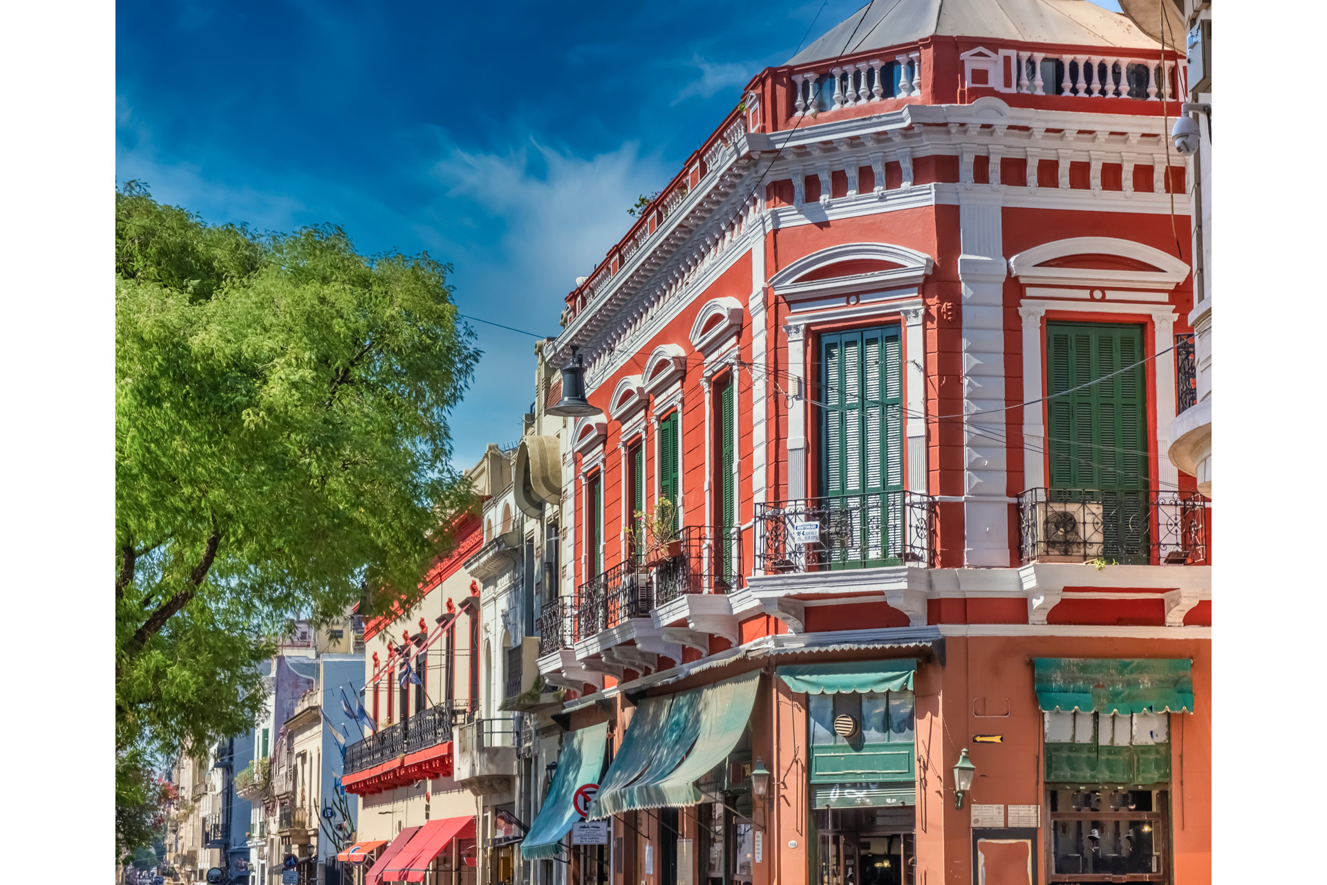 The streets of San Telmo, the oldest neighborhood in Buenos Aires