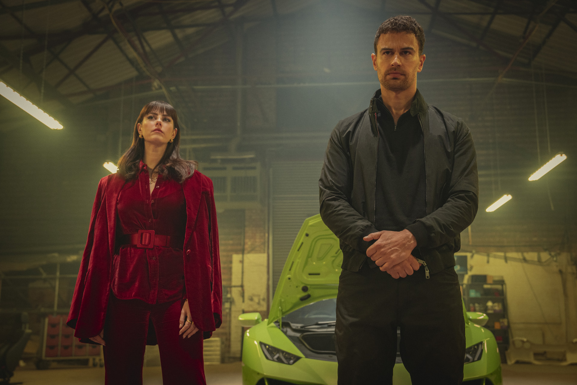 Susie Glass (Kaya Scodelario), Eddie Horniman (Theo James) in The Gentlemen